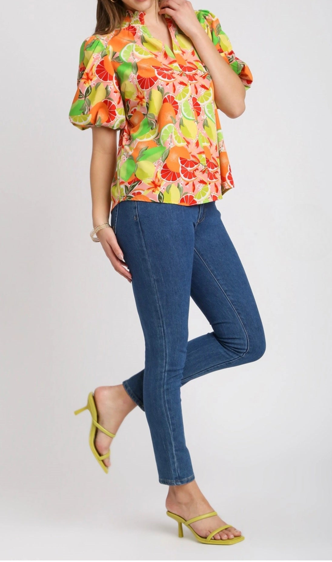 UMGEE SMOCKED V-NOTCHED FRUIT PRINT ELBOW LENGTH PUFF SLEEVE TOP