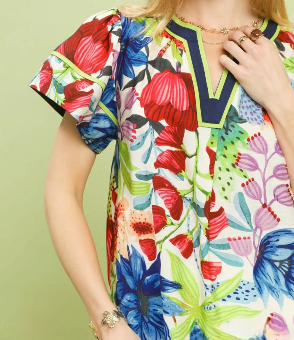 UMGEE STUNNING FLORAL PRINT W/ CONTRAST SPLIT V-NECK TOP